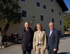 Die Auftraggeber: Vize Bgm. Karin Hochwimmer, Caritas Direktor Johannes Dines und GV Josef Neudorfer (li)
